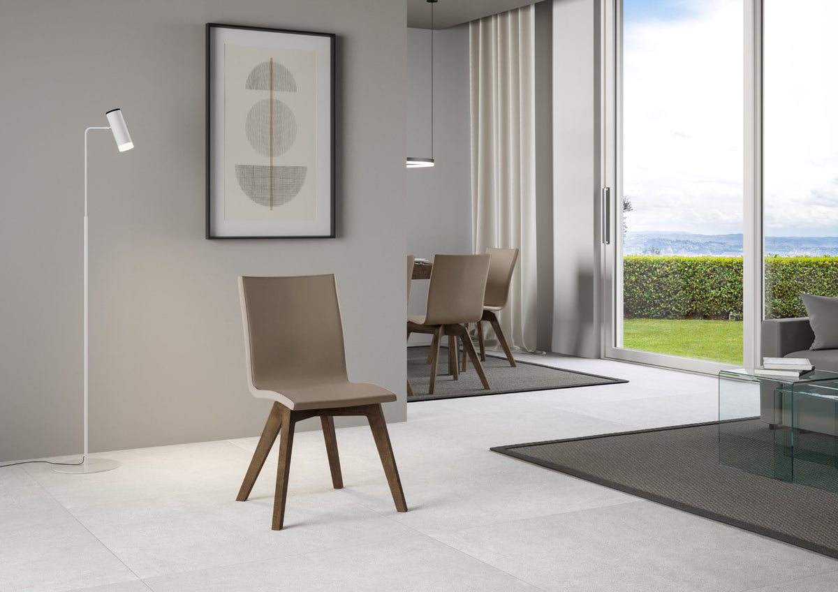 Sedia TRUDY tortora con gambe in legno noce, vista di tre quarti in ambiente interno #colore_Tortora