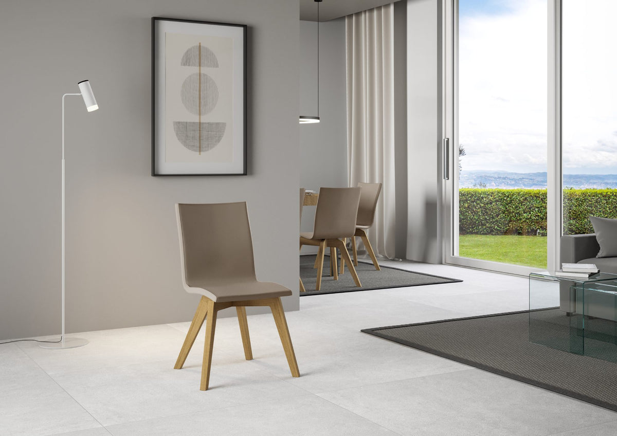 Sedia TRUDY tortora di tre quarti con gambe in legno chiaro in interno moderno #colore_Tortora