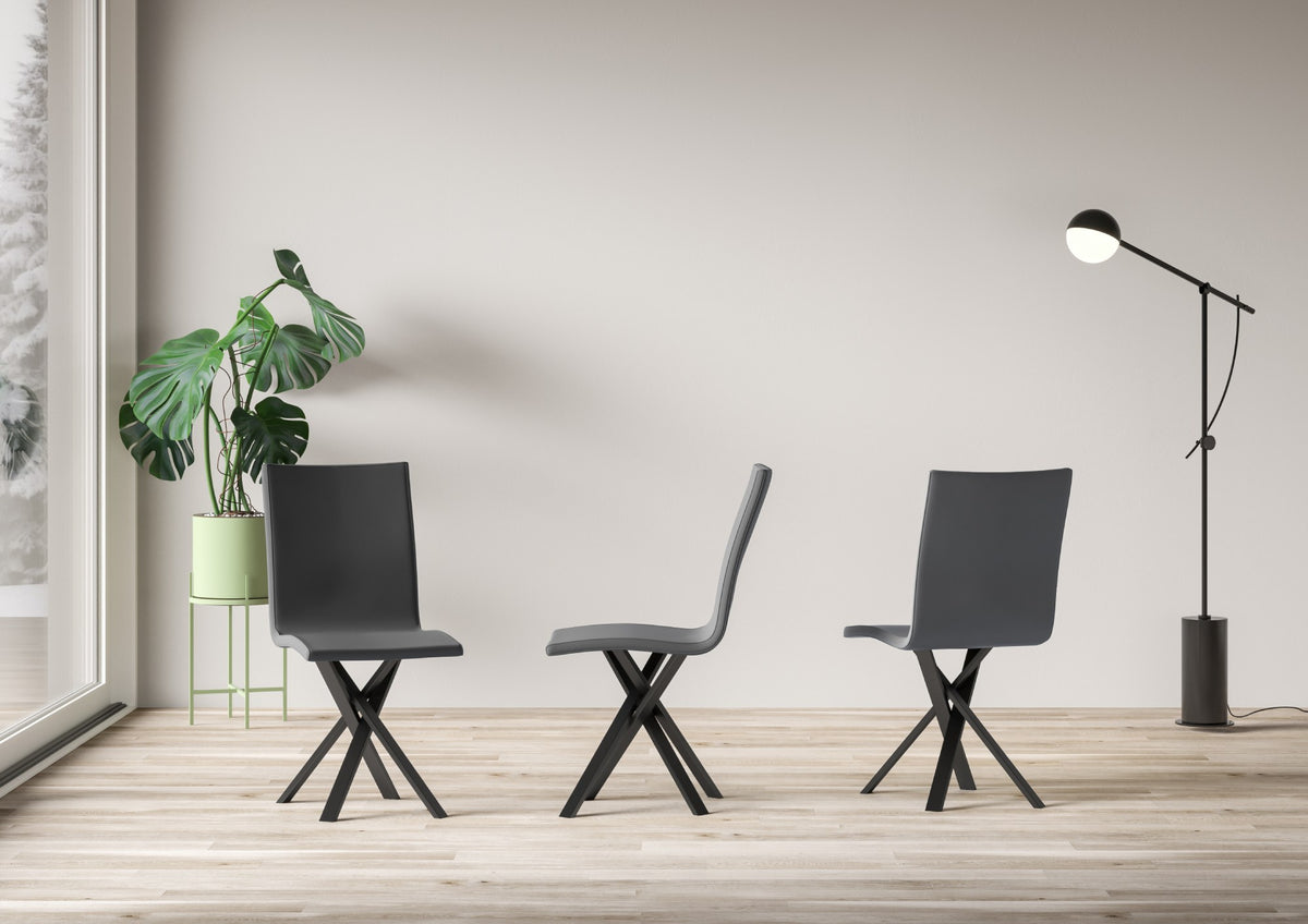 Tre sedie AURY grigie in ambiente interno con pianta verde e piantana nera #colore_Grigio