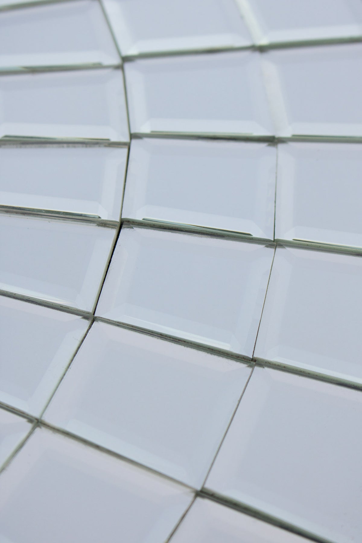 SORAPIS specchio turchese, dettaglio ravvicinato delle tessere quadrate a griglia con bordi sfaccettati #colore_Turchese