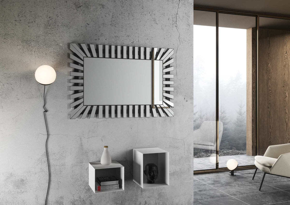 Specchio da parete YENGE turchese con cornice a strisce scure e argentate sopra due cubi bianchi #colore_Turchese