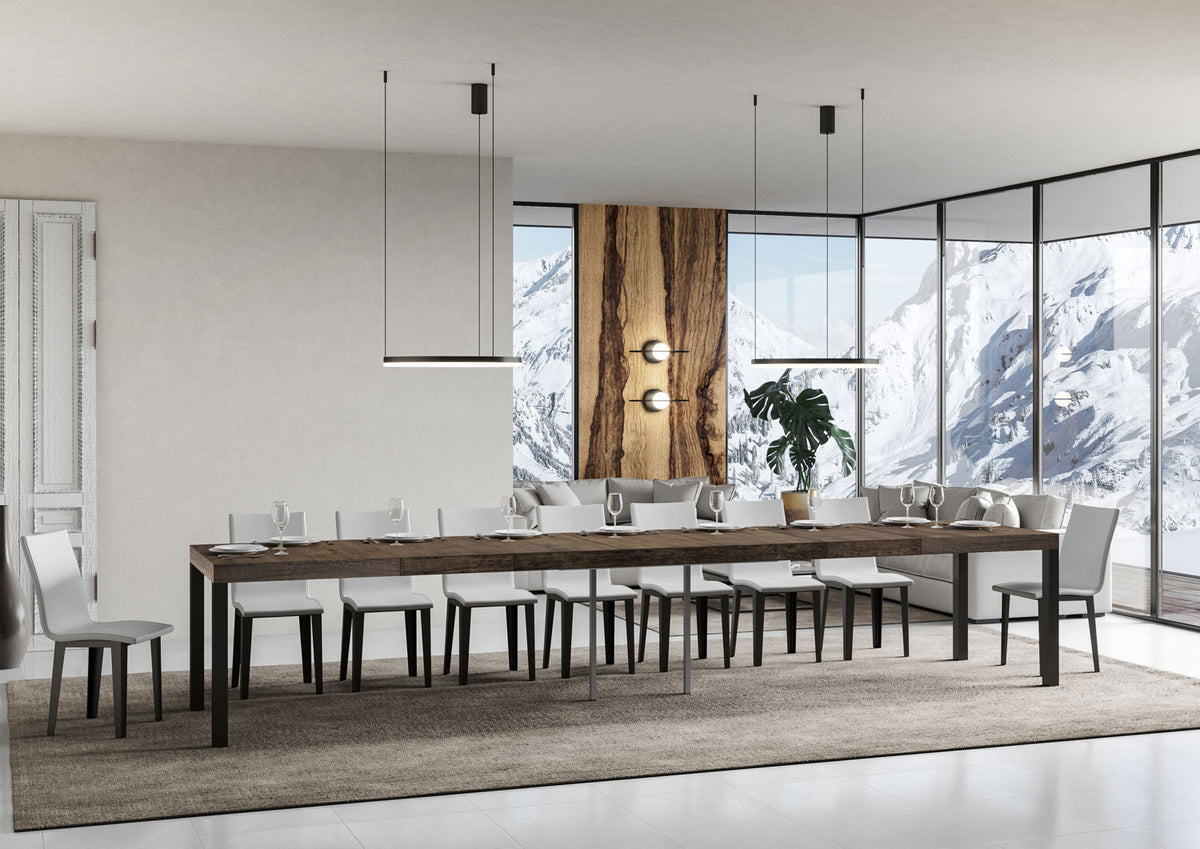 Tavolo EVERYDAY PREMIUM noce molto allungato con piano venato e sedie bianche in soggiorno #colore_Noce