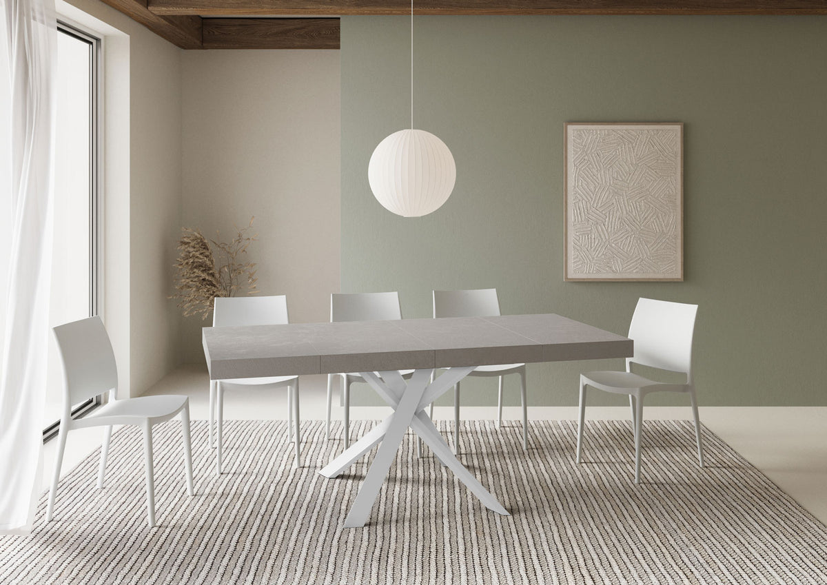 Tavolo allungato CLERK PREMIUM cashmere ripreso frontalmente con sedie bianche #colore_Cashmere