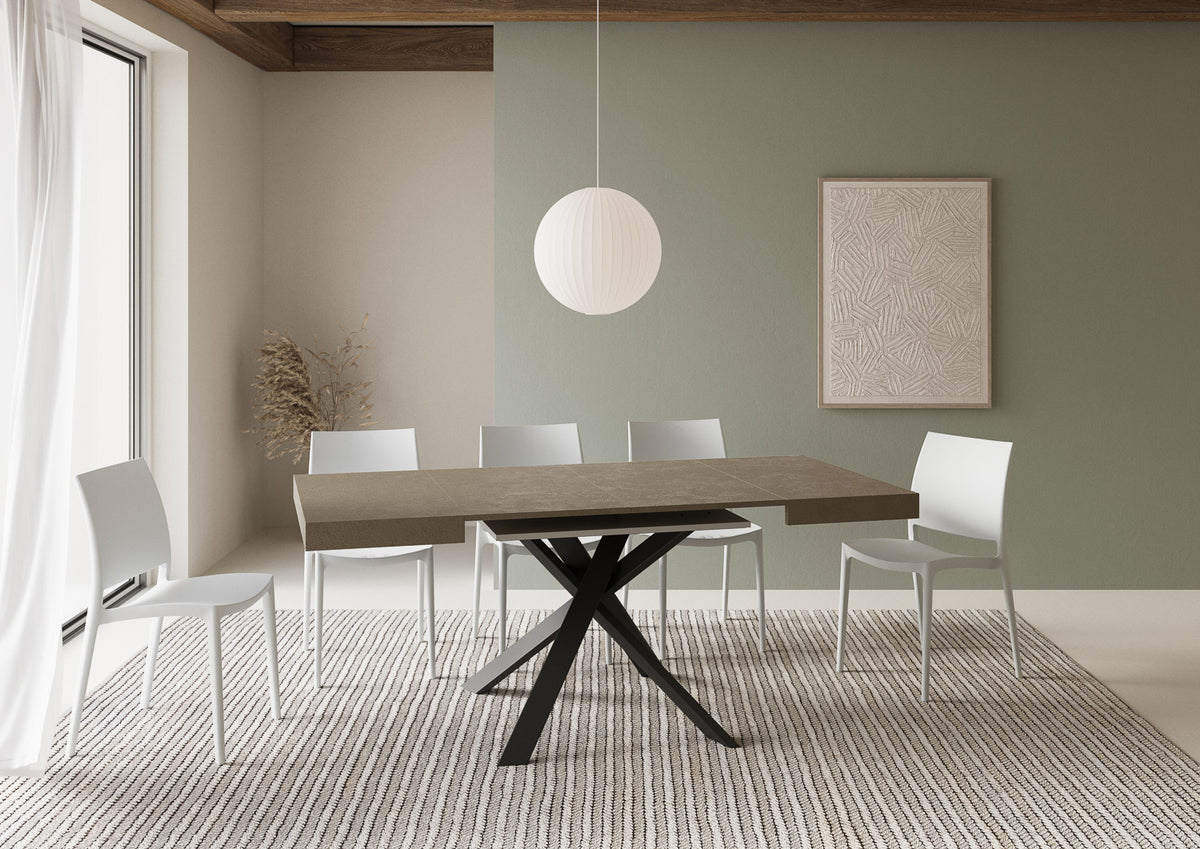 Tavolo CLERK tortora rettangolare con gambe antracite a X su tappeto a righe, vista frontale #colore_Tortora
