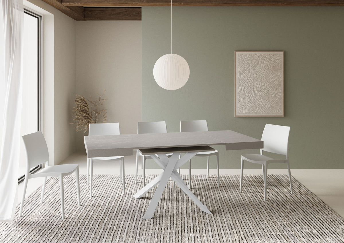 Tavolo da pranzo CLERK cashmere allungato con prolunga centrale inserita in ambiente verde salvia #colore_Cashmere