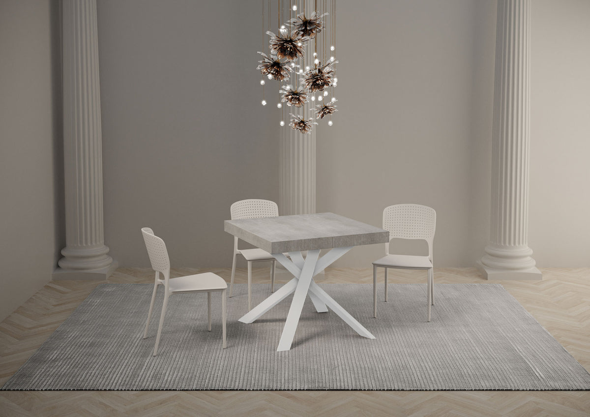 Tavolo da pranzo CLERK cemento quadrato chiuso con tre sedie bianche e tappeto a righe #colore_Cemento