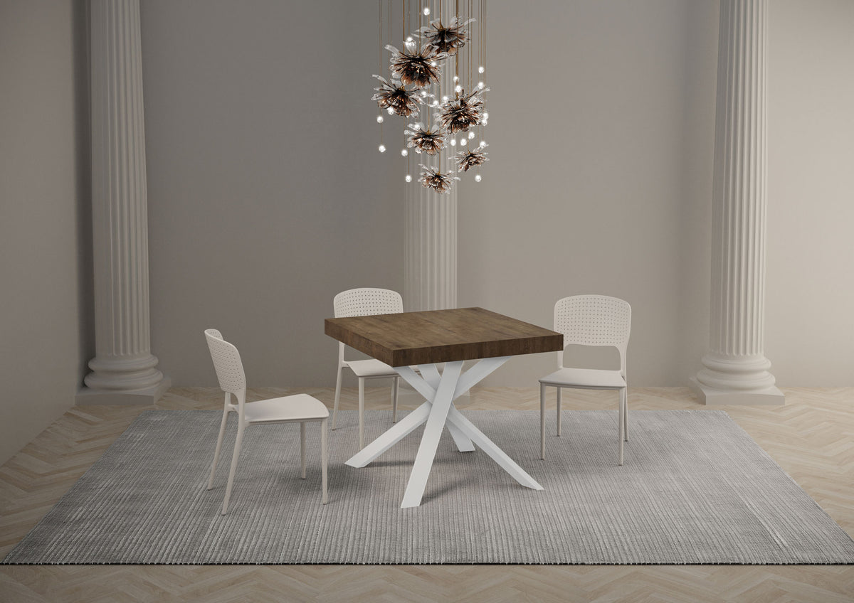 Tavolo da pranzo CLERK noce quadrato chiuso in stanza con colonne bianche e tre sedie #colore_Noce