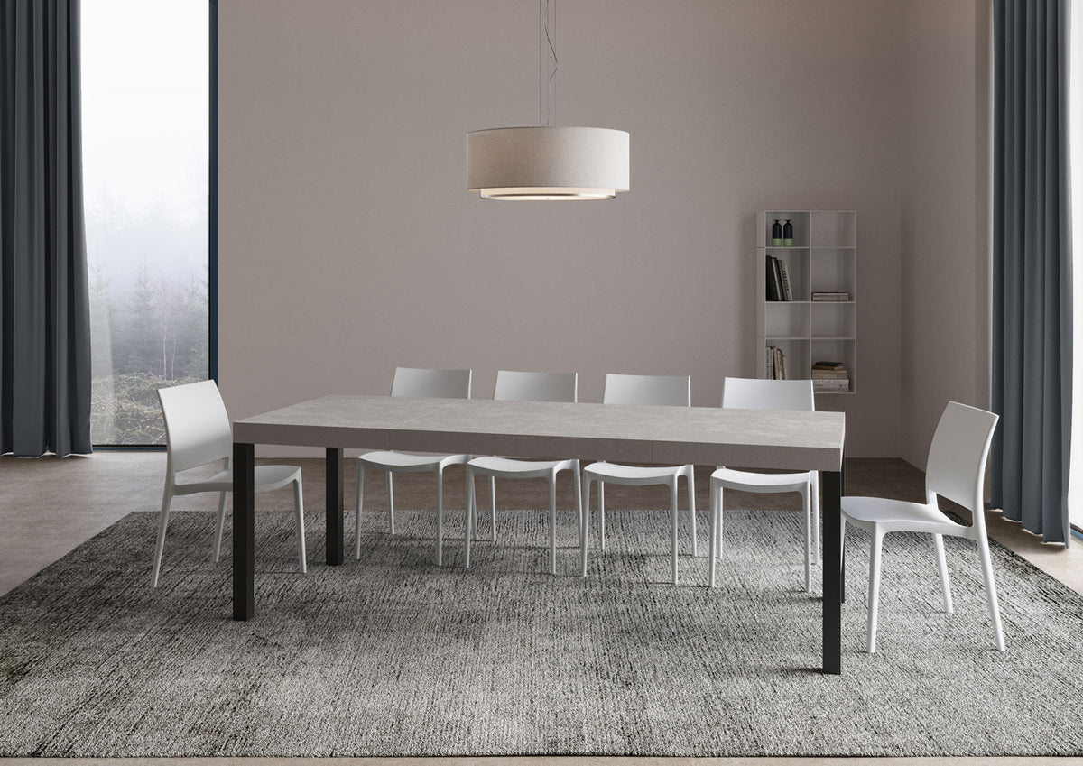 Tavolo EVERYDAY PREMIUM cashmere allungato con finitura effetto cemento e sei sedie bianche #colore_Cashmere