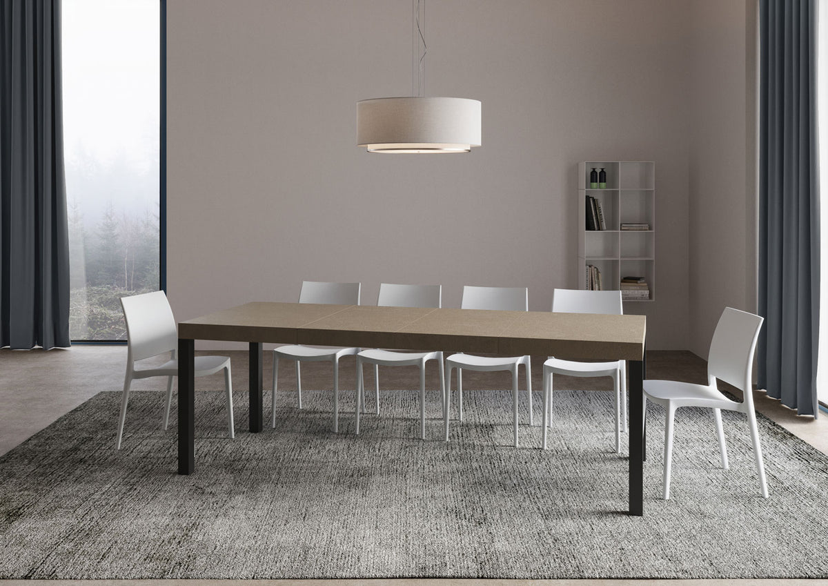 Tavolo EVERYDAY PREMIUM tortora allungato visto di tre quarti con sei sedie e libreria bianca #colore_Tortora