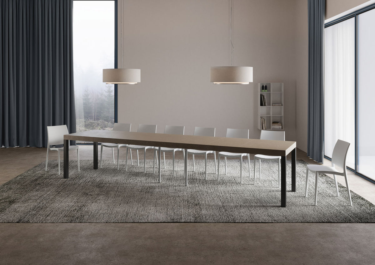 Tavolo EVERYDAY PREMIUM tortora allungato al massimo di tre quarti su tappeto grigio con libreria #colore_Tortora
