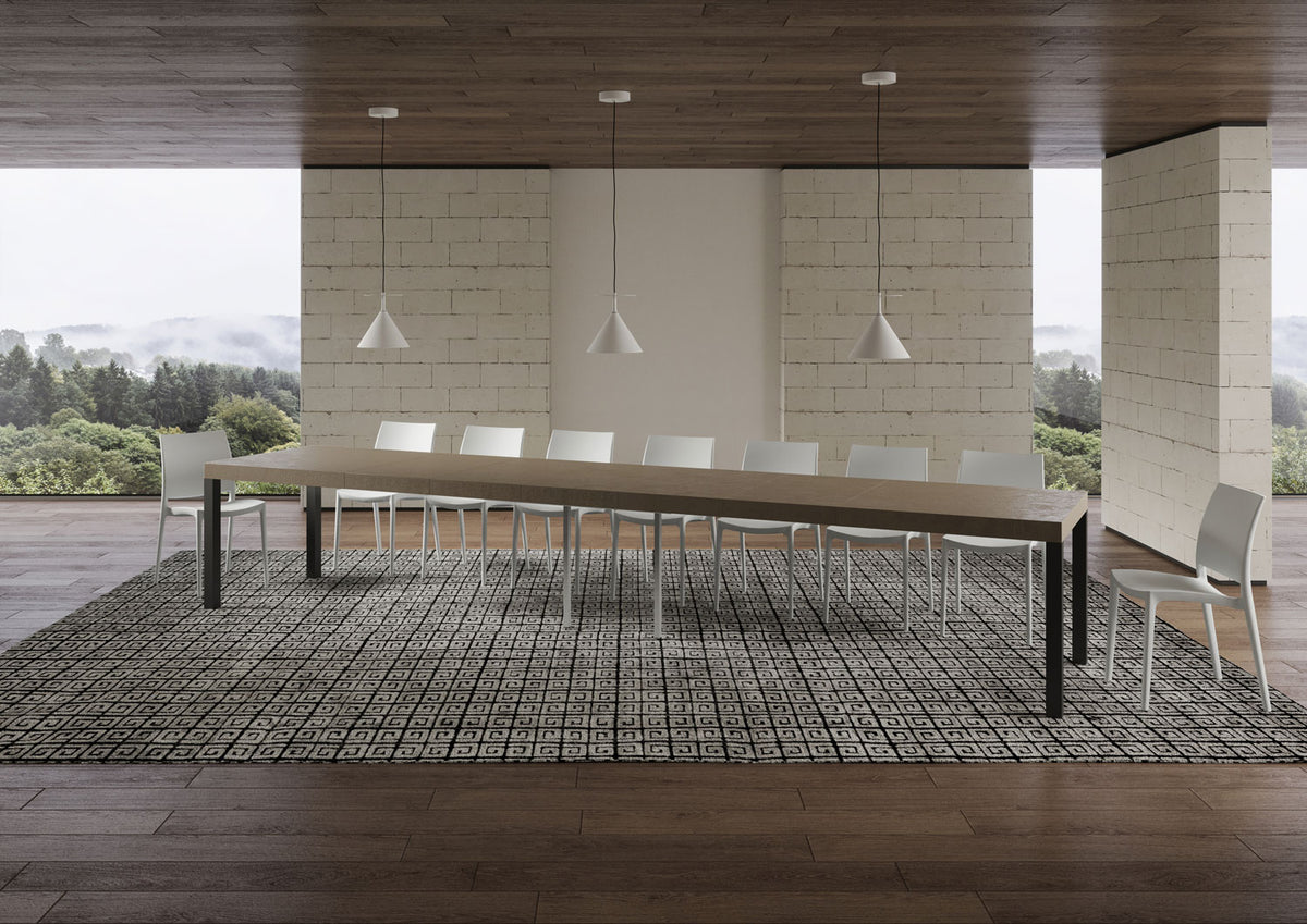 Tavolo EVERYDAY PREMIUM tortora completamente allungato con dieci sedie bianche sotto tre lampade #colore_Tortora