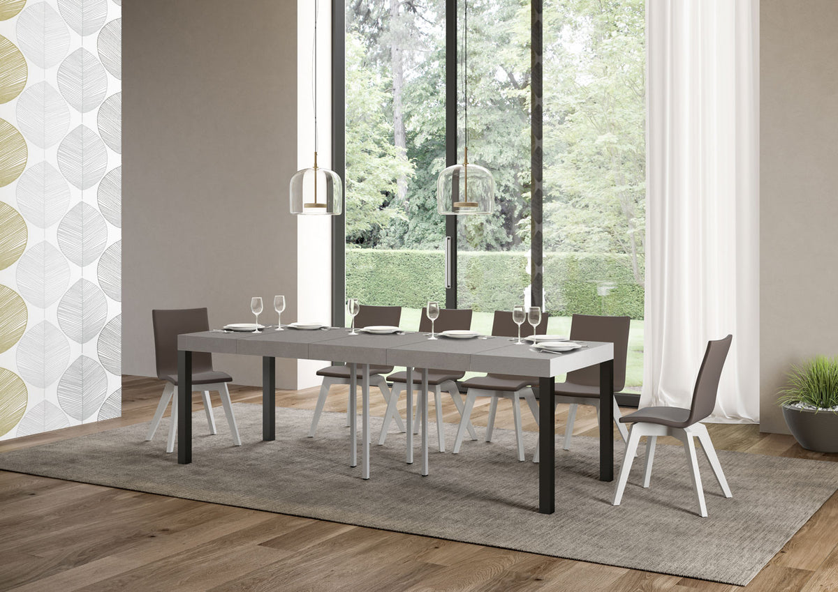 Tavolo EVERYDAY PREMIUM cashmere in posizione allungata con linea di giunzione e cinque sedie marroni #colore_Cashmere