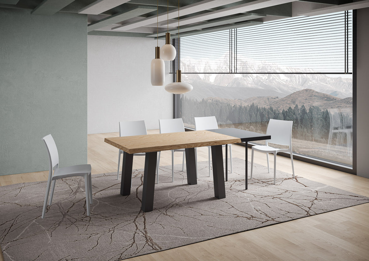Tavolo SVALEN rovere allungato con gambe antracite, sedie bianche e tappeto grigio