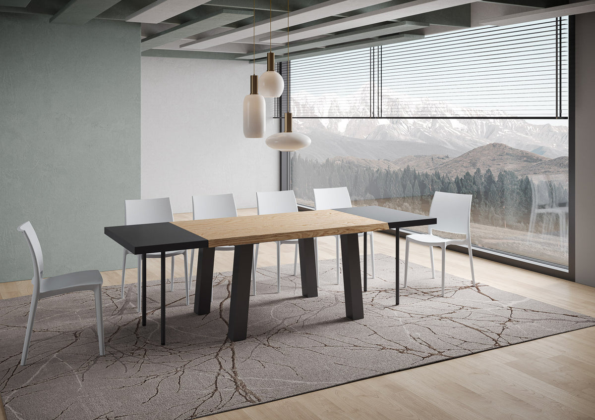 Tavolo SVALEN rovere con due prolunghe scure aperte in interno con travi a vista