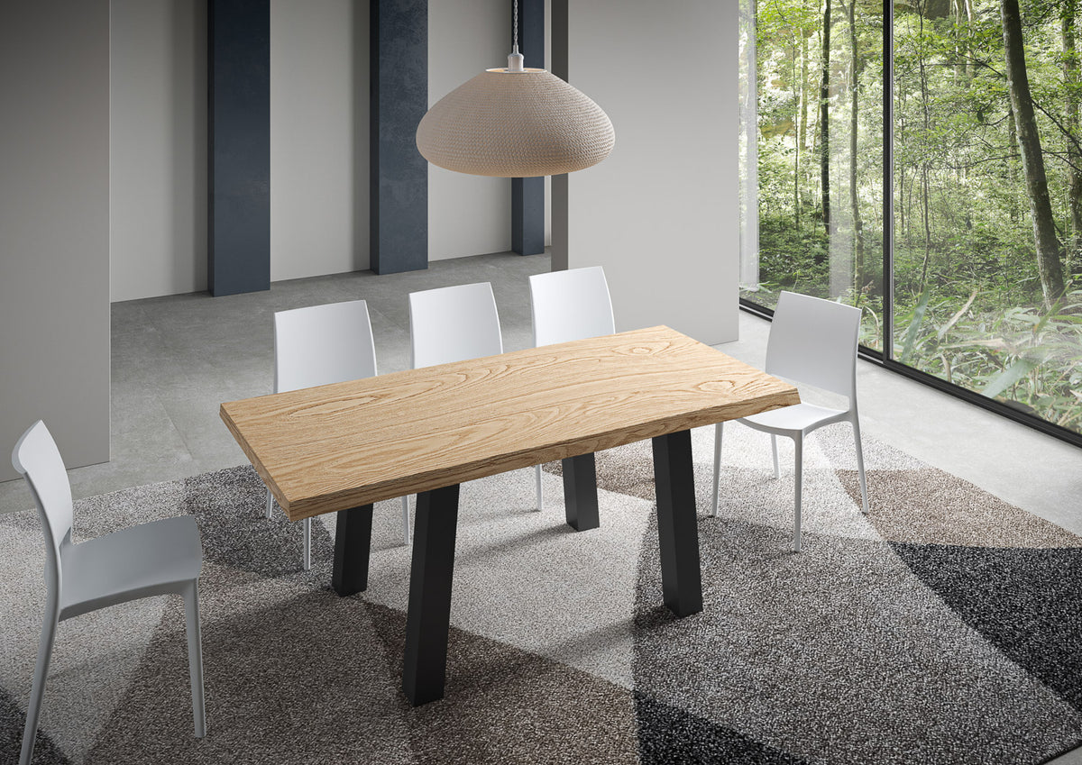 Tavolo SVALEN rovere con gambe nere in stanza moderna con colonne e tappeto a quadri