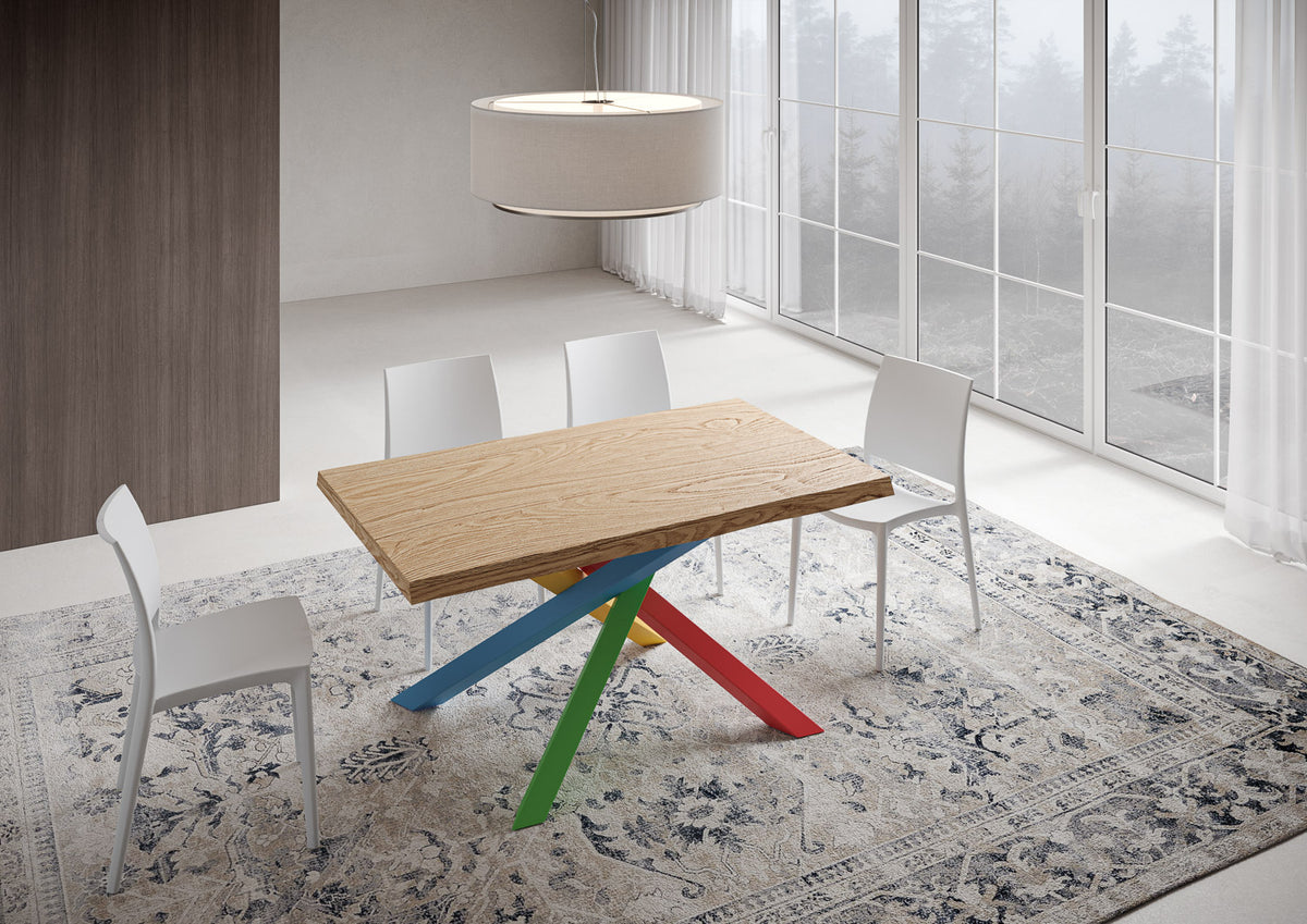 Tavolo da pranzo VERSALUX rovere in sala luminosa con vetrate, sedie bianche e lampada a sospensione
