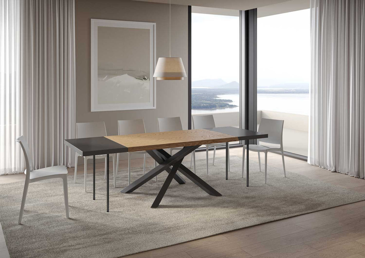 Tavolo VERSALUX rovere allungabile con prolunghe antracite su tappeto grigio davanti alle vetrate