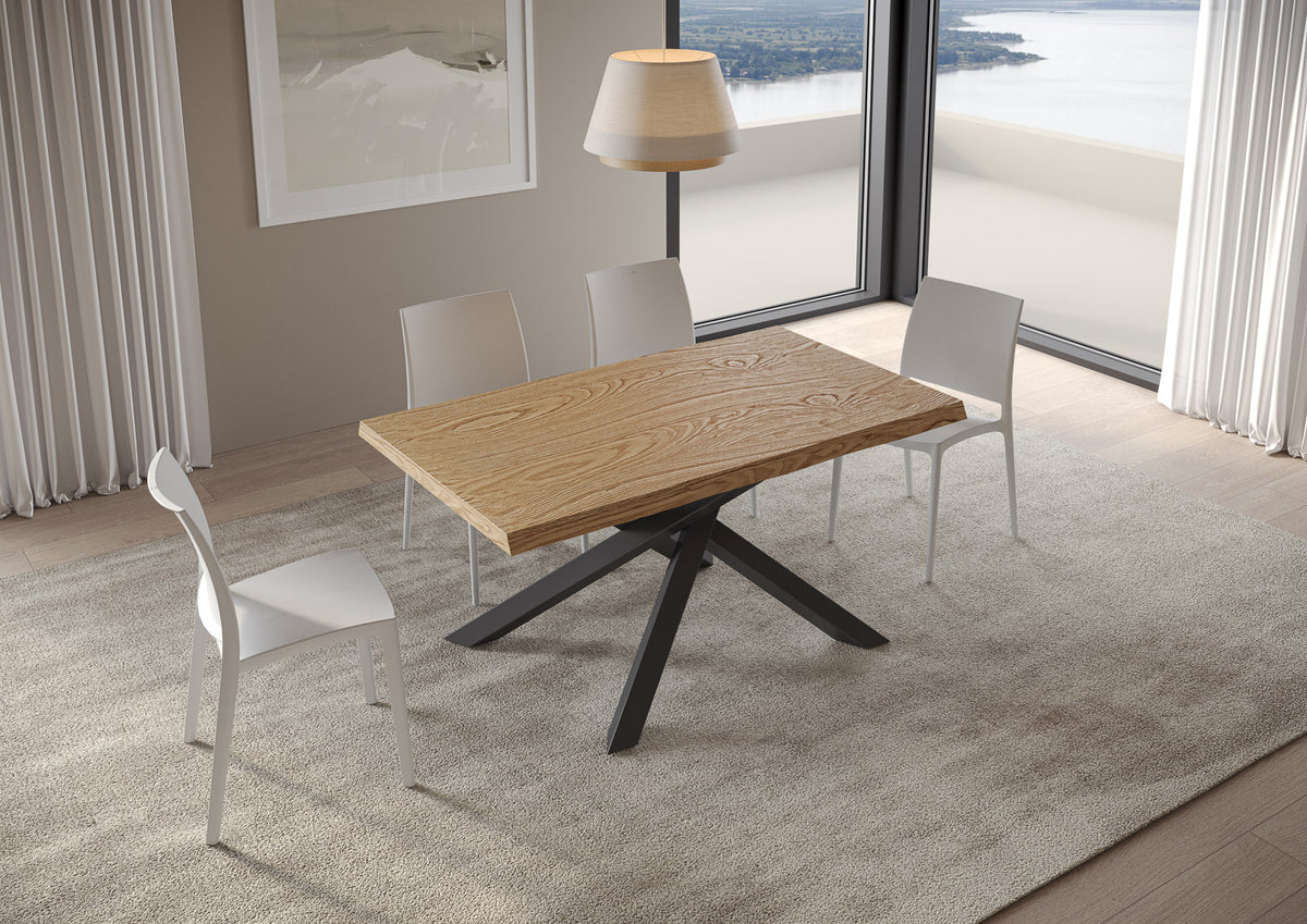 Tavolo da pranzo VERSALUX rovere con piano a vista e base antracite, circondato da quattro sedie