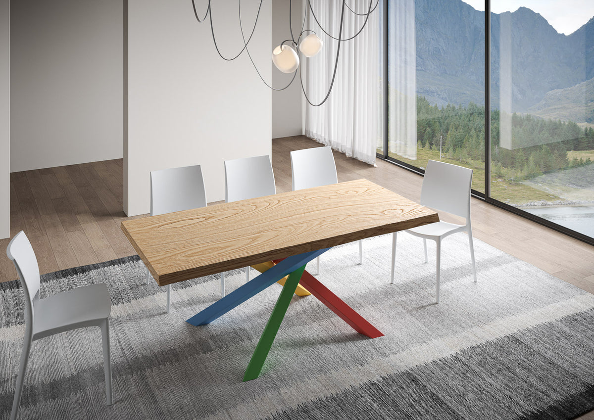 Tavolo VERSALUX rovere con gambe incrociate blu, verde, rossa e gialla di tre quarti