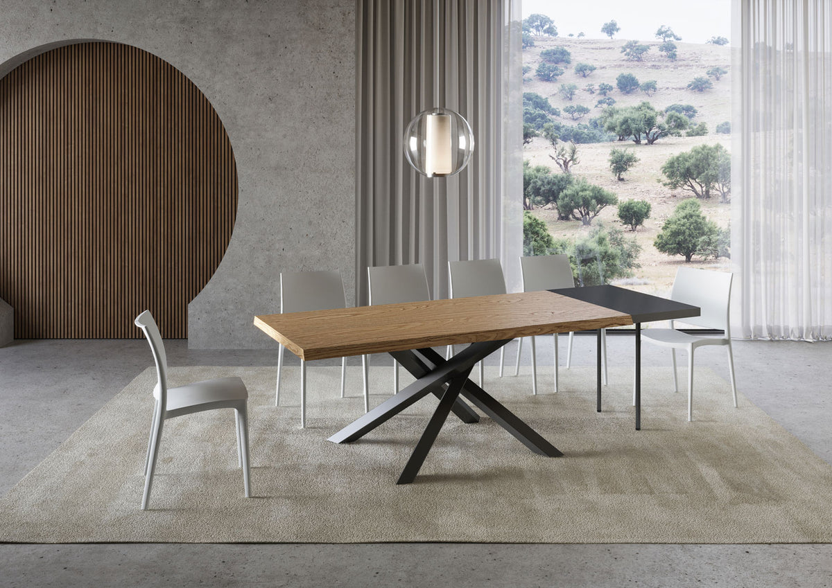 Tavolo VERSALUX rovere allungabile in stanza con tappeto beige e lampada a sospensione sferica