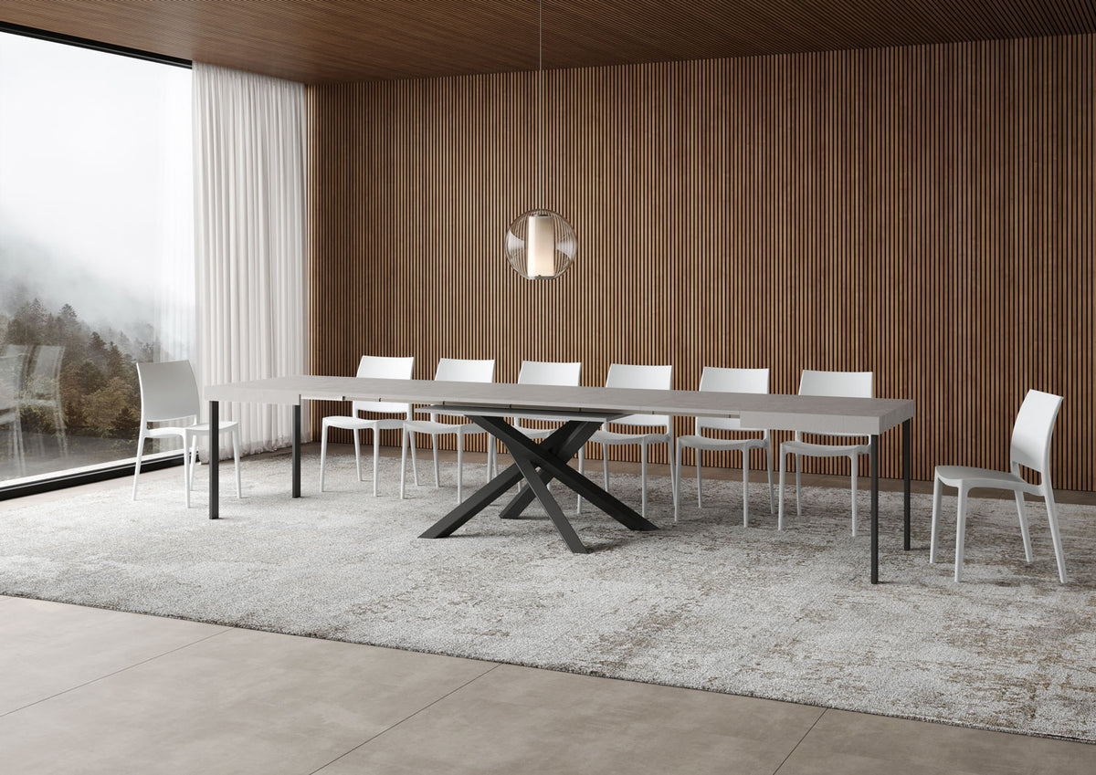 Tavolo VOLANTIS cashmere allungato in stanza con doghe in legno e lampada rotonda #colore_Cashmere