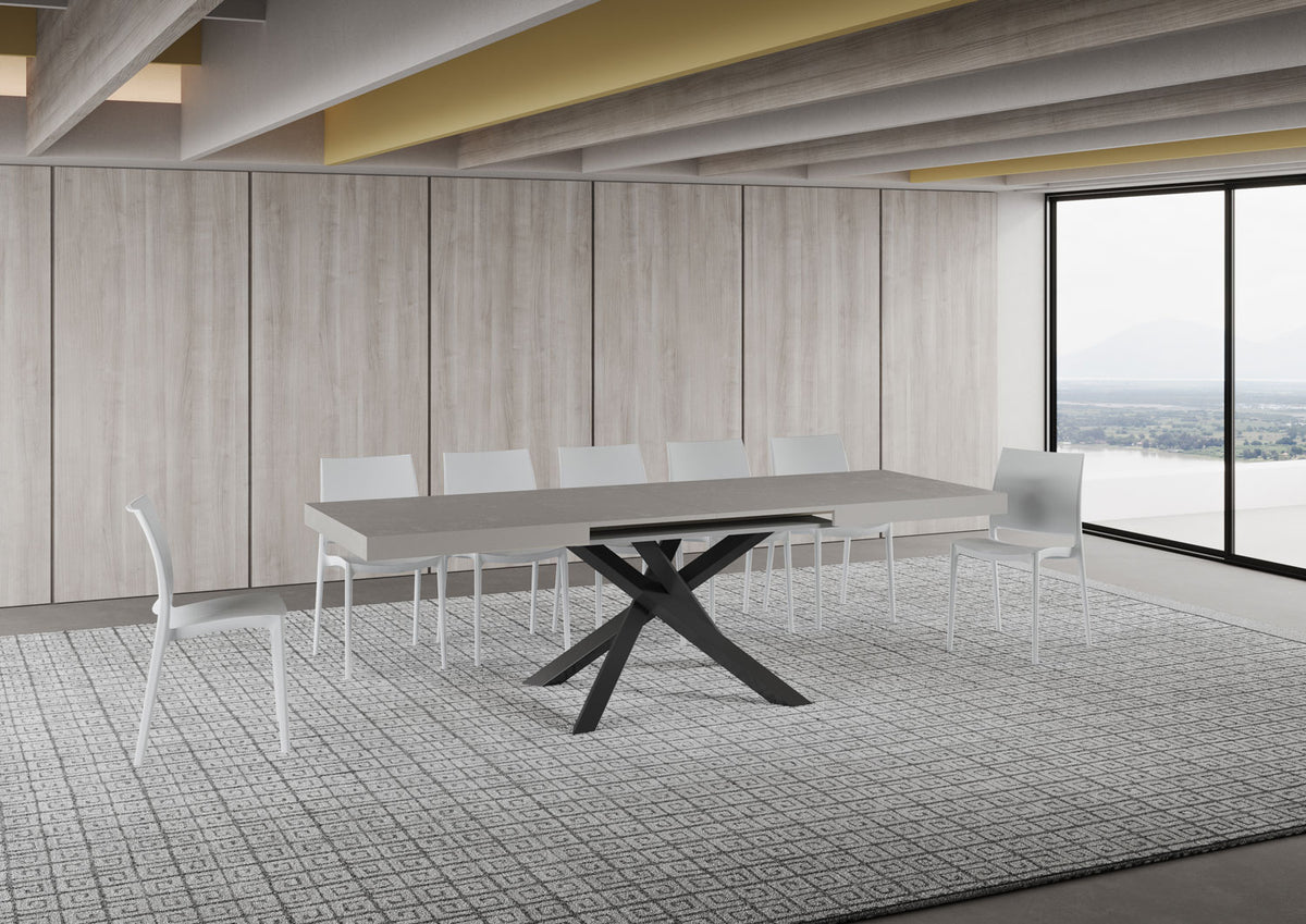 Tavolo VOLANTIS cashmere allungato con prolunga visibile su tappeto geometrico grigio #colore_Cashmere