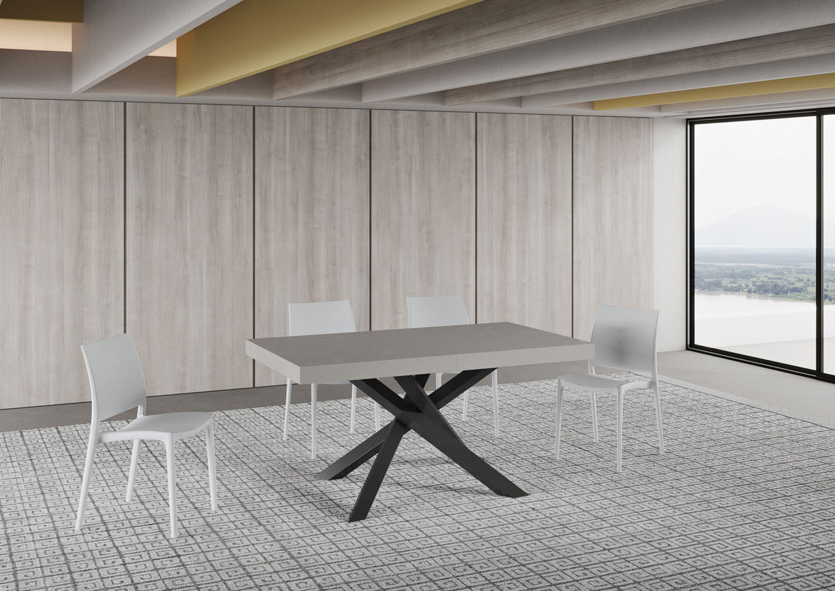 Tavolo VOLANTIS cashmere chiuso in stanza con pareti di legno chiaro e paesaggio dalla finestra #colore_Cashmere