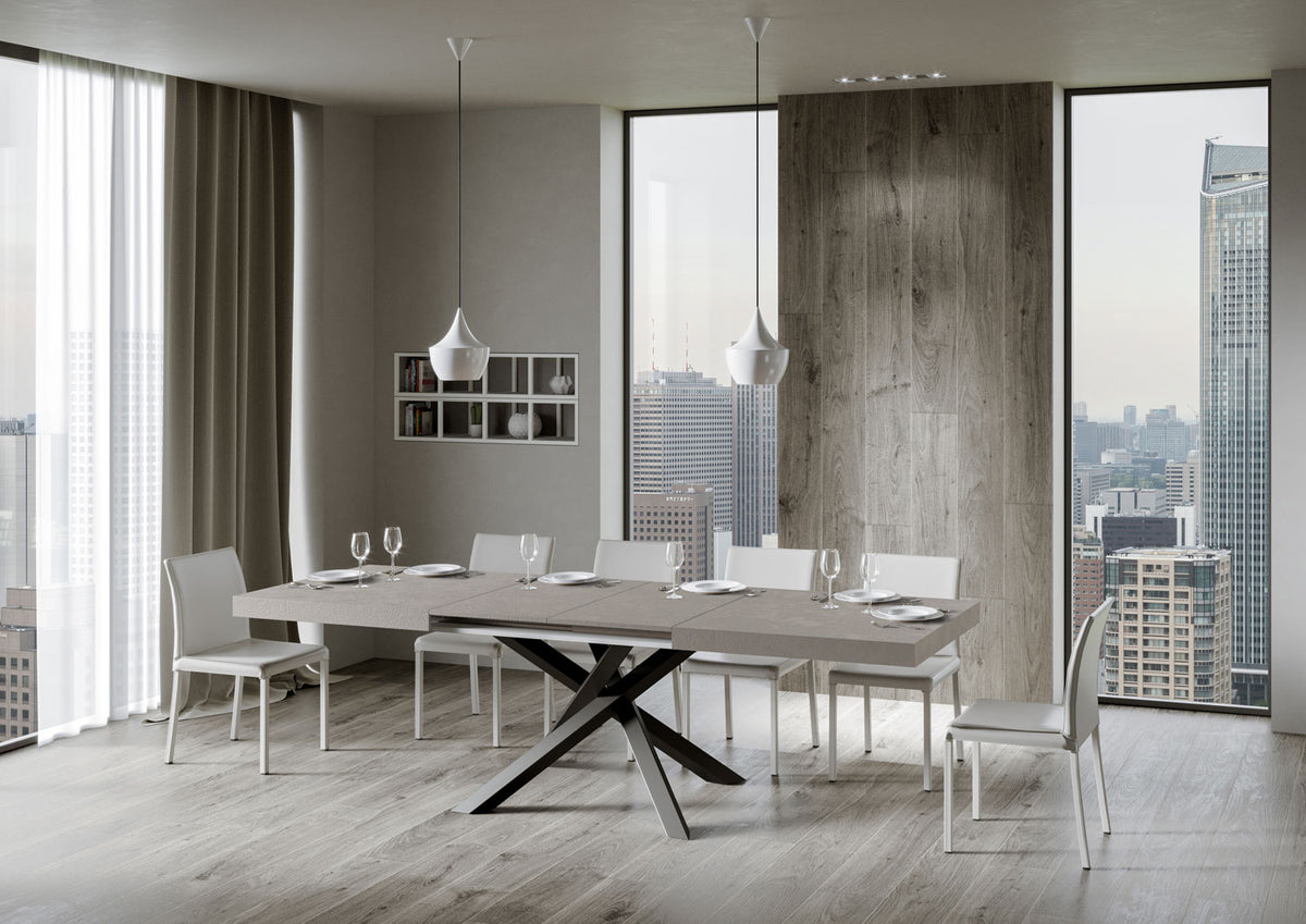 Tavolo VOLANTIS cashmere allungato davanti a grandi finestre con sei sedie bianche imbottite #colore_Cashmere