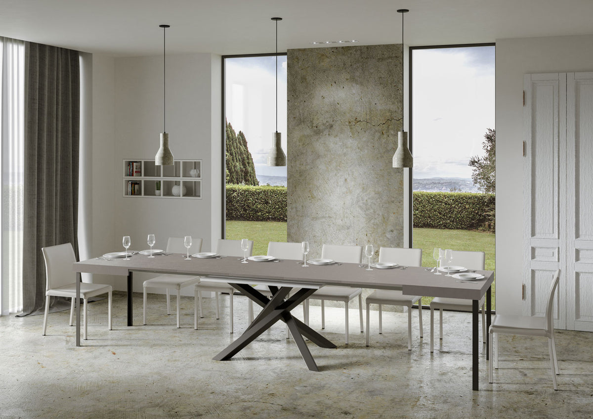 Tavolo VOLANTIS cashmere completamente esteso apparecchiato davanti a finestre sul giardino #colore_Cashmere