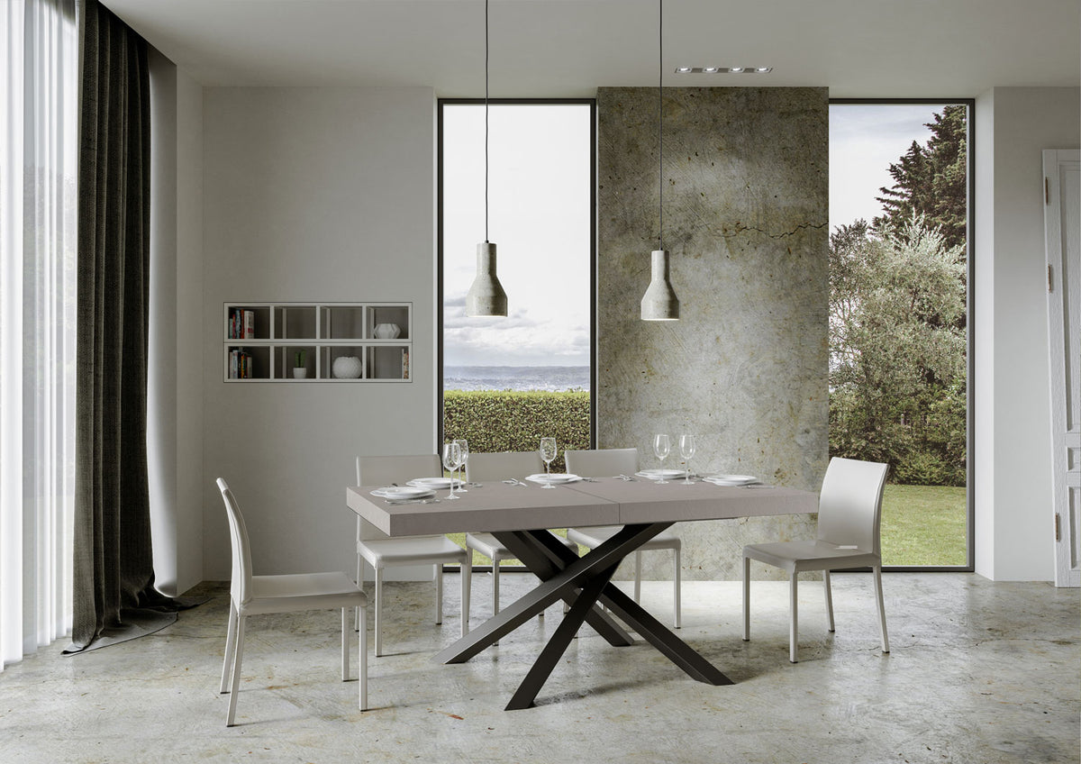Tavolo VOLANTIS cashmere allungato con prolunga centrale in sala moderna con sedie bianche #colore_Cashmere