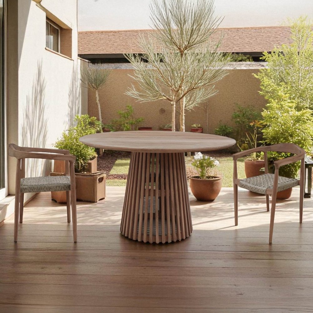 Tavolo rotondo PITTSBURGH marrone in teak su pavimento in legno, vista tre quarti con sedie intorno