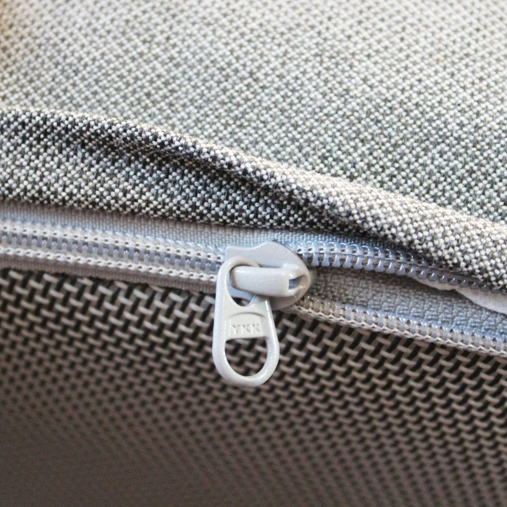 Dettaglio della cerniera YKK grigia tra tessuto e wicker CAMANÁ