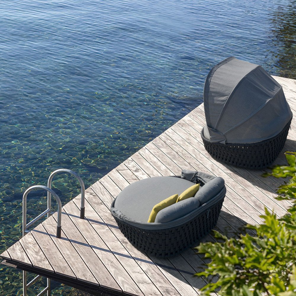Conchiglione CAMANÁ grigio con tettuccio sul pontile sull'acqua, vista dall'alto